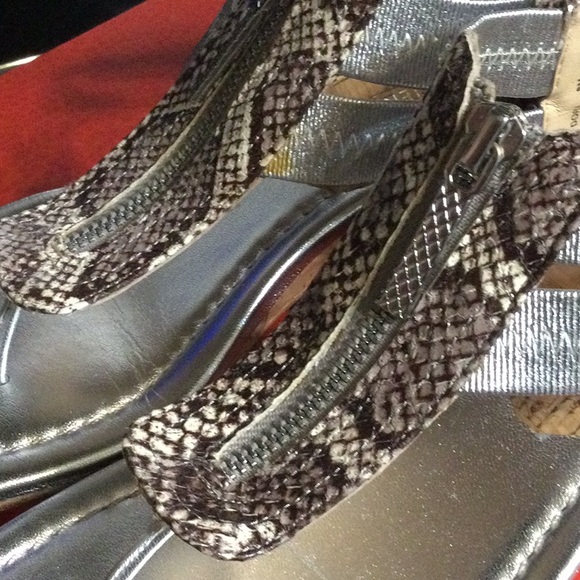 Donald J. Pliner Silver Metallic Snake Print Sandal Size 8 very gently worn - Picture 12 of 15